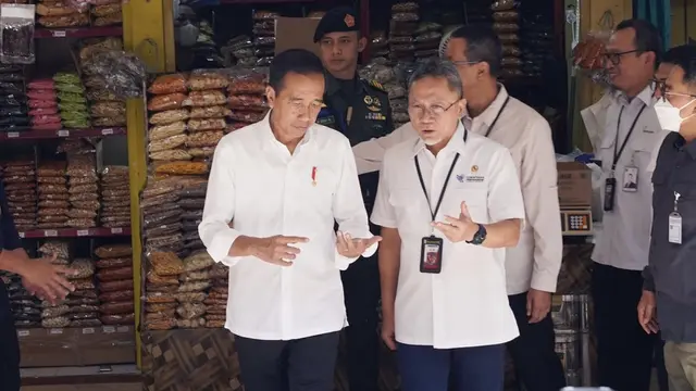 Presiden Joko Widodo atau Jokowi bersama Menteri Perdagangan Zulkifli Hasan