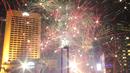 Warga saat menikmati malam tahun baru dengan dengan pertunjukan kembang api di Bundaran HI, Jakarta, Jumat (1/1/2016) malam. Kemeriahan kembang api tersebut merupakan bentuk perayaan pergantian tahun 2015 menuju 2016. (Liputan6.com/Angga Yuniar)