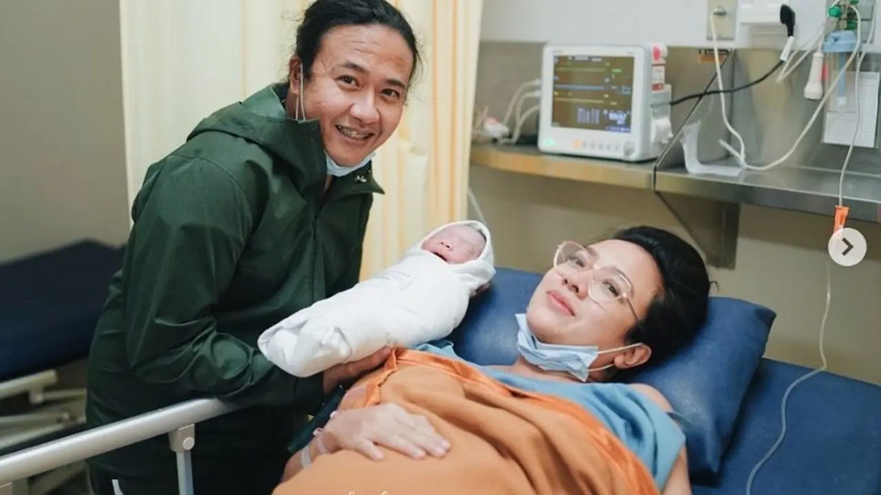 Dhea Ananda dan Ariel Nidji setelah dikaruniai anak pertama berjenis kelamin perempuan. (Foto oleh @bukaan.moment / Sumber dari Instagram @dea_ananda / @arielnidji)