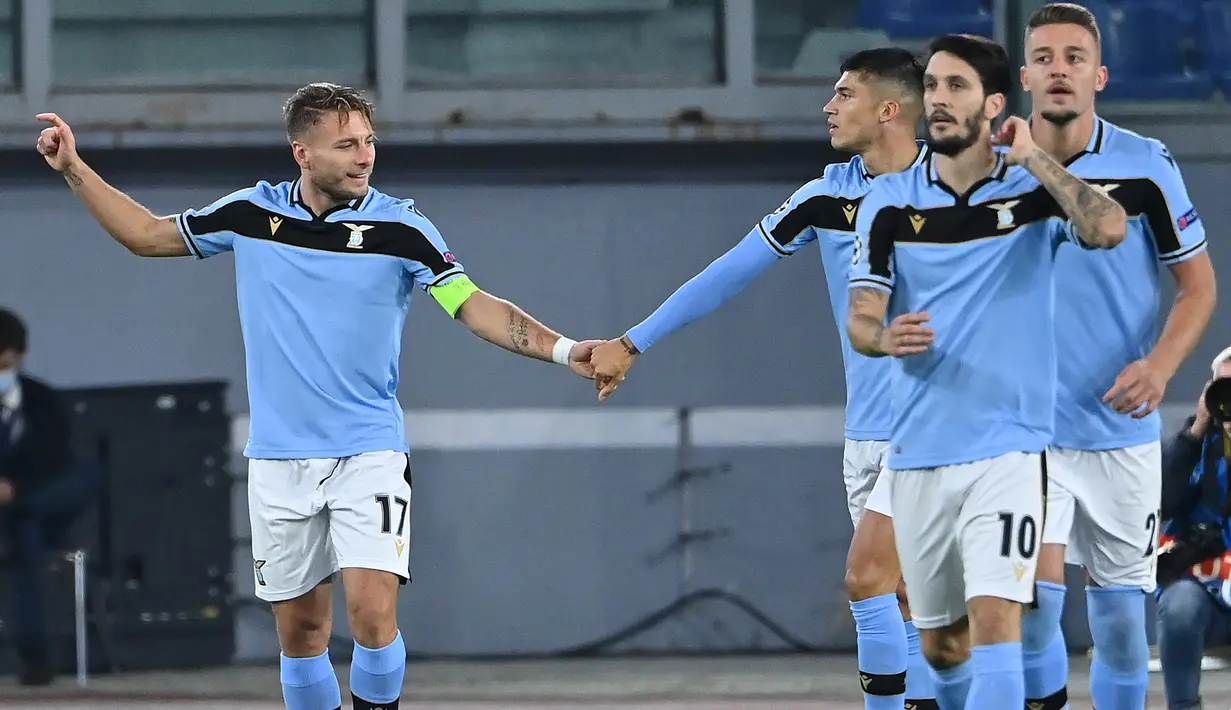 Penyerang Lazio, Ciro Immobile, merayakan gol yang dicetaknya ke gawang Borussia Dortmund pada laga Grup F Liga Champions 2020/2021 di Stadion Olimpico, Rabu (21/10/2020) dini hari WIB. Lazio menang 3-1 atas Borussia Dortmund. (AFP/Alberto Pizzoli)