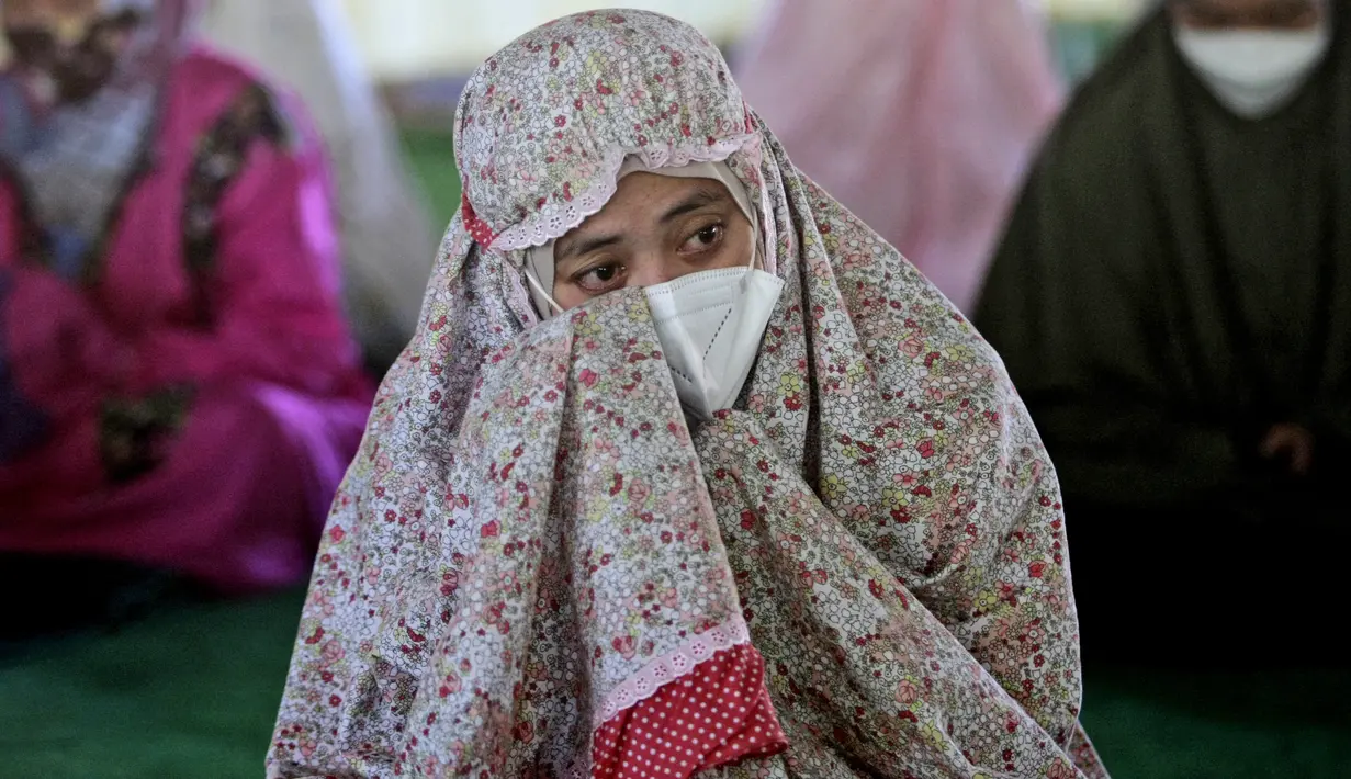 Seorang perempuan Muslim menangis saat sholat ghaib dan doa bersama untuk seluruh kru KRI Nanggala 402 yang tenggelam, di Surabaya, Jawa Timur, Senin (26/4/2021). TNI resmi menyampaikan kapal selam KRI Nanggala-402 dinyatakan tenggelam setelah sebelumnya dinyatakan hilang kontak (AP Photo/Trisnadi)