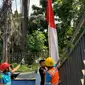 PLN menegaskan pentingnya kesadaran masyarakat terhadap bahaya memasang atribut kemerdekaan yang terlalu dekat dengan jaringan listrik. (Dok PLN)