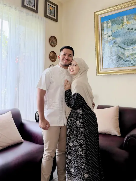 Kesha Ratuliu tampil dengan kerudung panjang coklat muda dipadukan gamis hitam bermotif floral silver. [@kesharatuliu05]