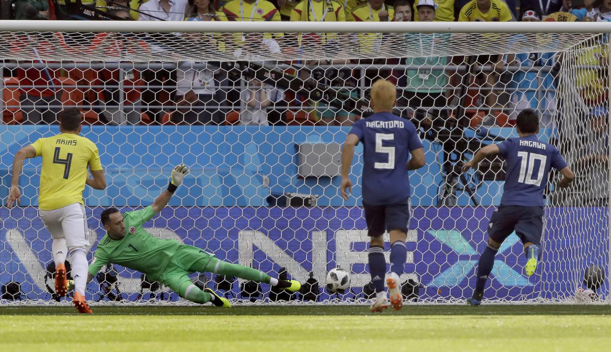 Kiper Kolombia, David Ospina gagal menepis tendangan penalti pemain Jepang, Shinji Kagawa pada laga grup H Piala Dunia 2018 di Mordavia Arena, Saransk, Rusia, (19/6/2018). Jepang menang 2-1. (AP/Mark Baker)