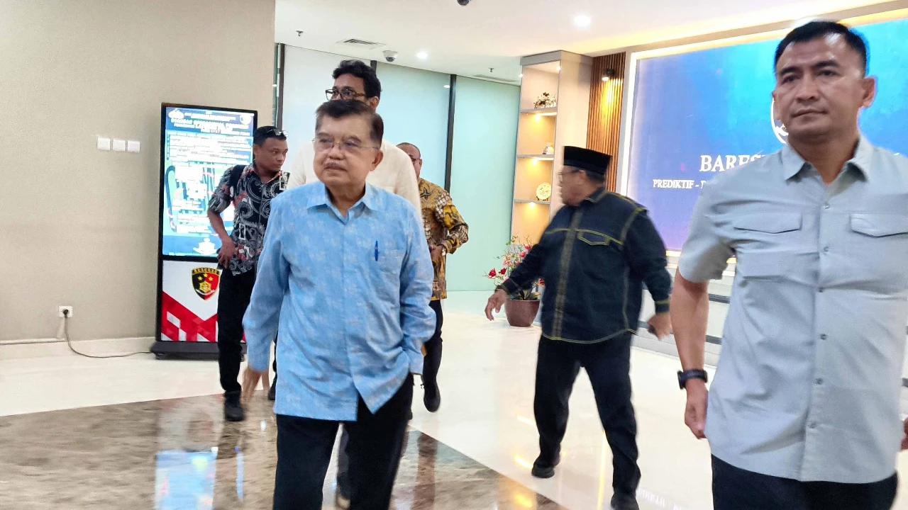 FOTO: Rismon Hasiholan Sianipar Dilaporkan Jusuf Kalla ke Bareskrim