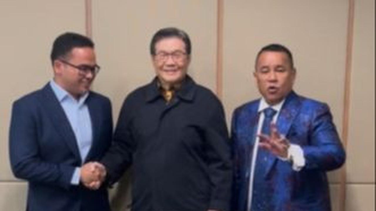 Dalam video, Hotman Paris terlihat tampil nyentrik seperti biasanya.