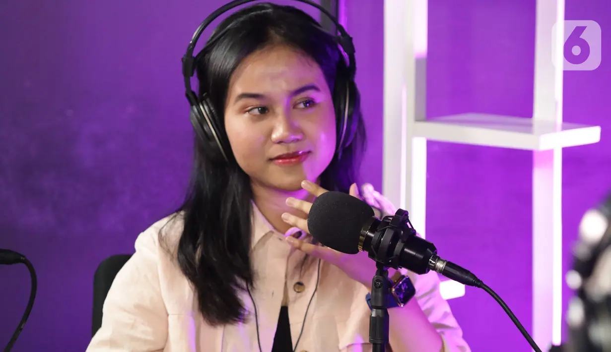 Mayang saat tampil dalam acara Podcast di studio Liputan6.com, Jakarta, Rabu (19/1/2022). Dalam acara bincang ringan tersebut, adik dari mendiang Vannesa Angel tersebut banyak bercerita seputar kehidupan dan karier. (Liputan6.com/Helmi Fithriansyah)