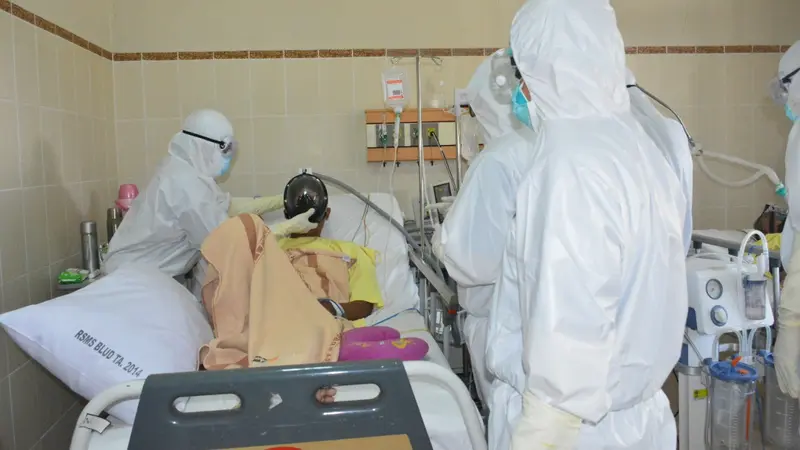 Bupati Banyumas, Achmad Husein meninjau langsung perawatan pasien Covid-19 di ruang ICU Isoasi RS Margono Sukarjo. (Liputan6.com/Humas Pemkab Banyumas)