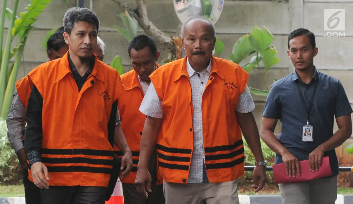 Tersangka Anggota DPRD Kota Malang tiba di Gedung KPK, Jakarta, Senin (29/10). Mereka akan menajalani permeriksaan terkait dugaan suap pembahasan APBD-P Pemkot Malang TA 2015. (Merdeka.com/Dwi Narwoko)