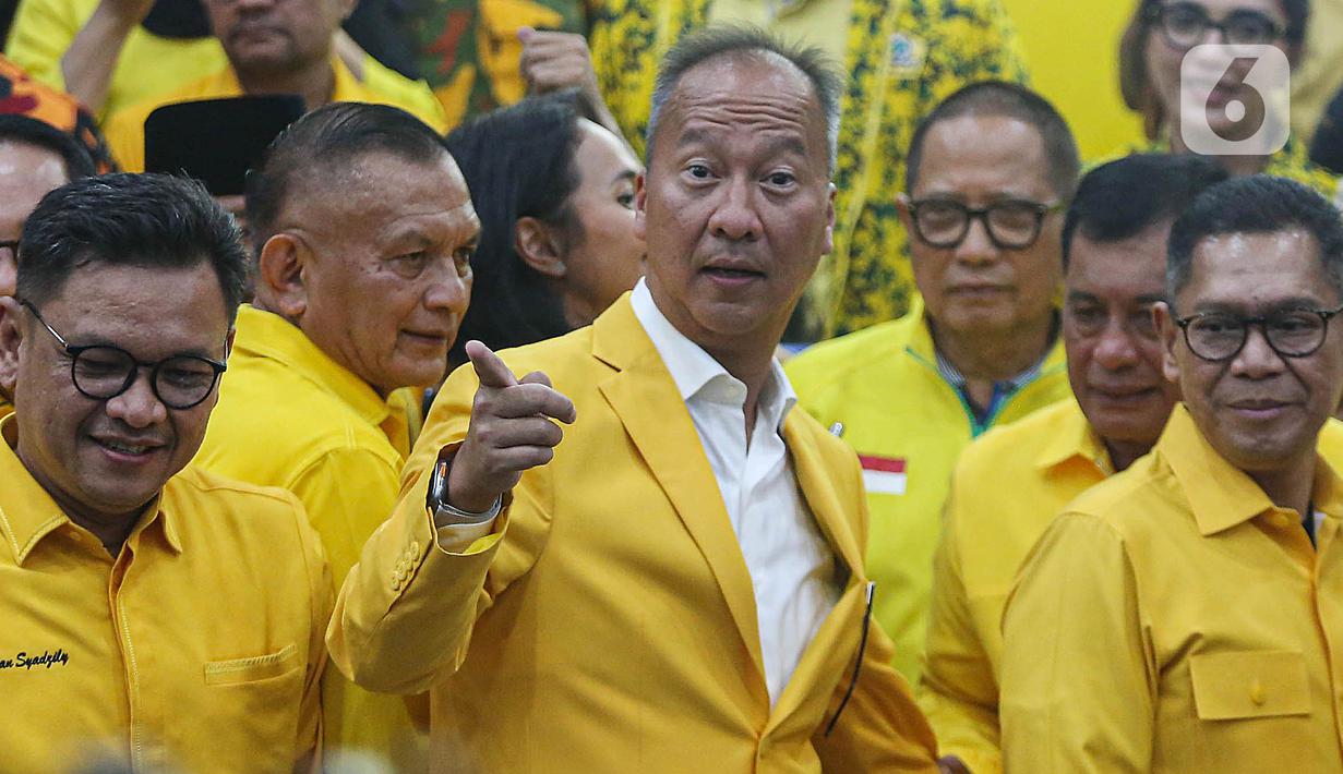 Pelaksana Tugas (Plt) Ketua Umum Partai Golkar, Agus Gumiwang Kartasasmita usai memberikan keterangan terkait hasil rapat pleno pengurus Dewan Pimpinan Pusat (DPP) Partai Golkar di Gedung Golkar Slipi, Jakarta Barat, Selasa (13/8/2024). (Liputan6.com/Angga Yuniar)