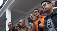 Tio Pakusadewo memberi keterangan pers di Polda Metro Jaya, terkait penangkapannya dalam kasus narkoba jenis sabu. (Herman Zakharia/Liputan6.com)