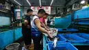Pemerintah Hong Kong membentuk tim khusus untuk mengawasi dan meninjau sejumlah larangan impor makanan bahari Jepang ke Hong Kong. Langkah yang diberlakukan sebagai respon atas rencana Tokyo melepaskan air bekas Pembangkit Listrik Tenaga Nuklir (PLTN) Fukushima ke laut. (AP Photo/Daniel Ceng)