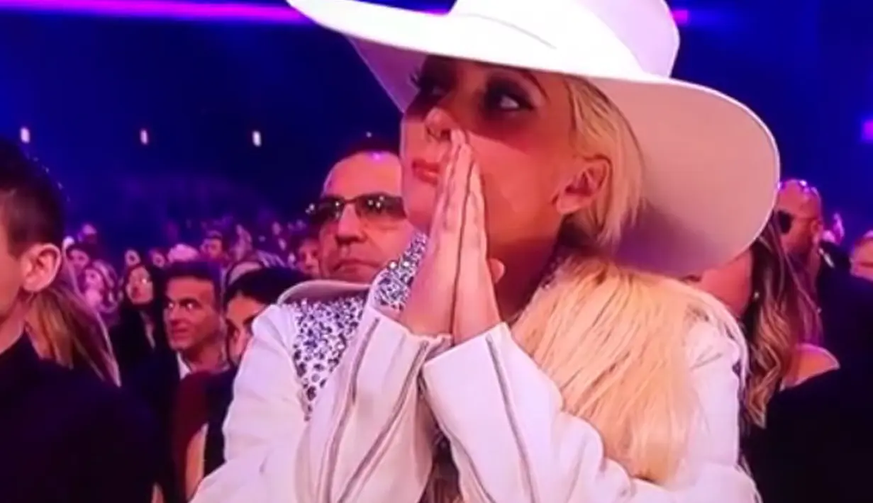 “Tak ada yang lebih baik dari berjalan memasuki restoran ayahmu dan melihat senyumnya dan tahu ibu dan saudara perempuanmu sangat bangga padamu, dan kamu tak akan kehilangannya. Bagiku itu adalah sukses sesungguhnya,” ucap Lady Gaga. (doc.mirror.co.uk)