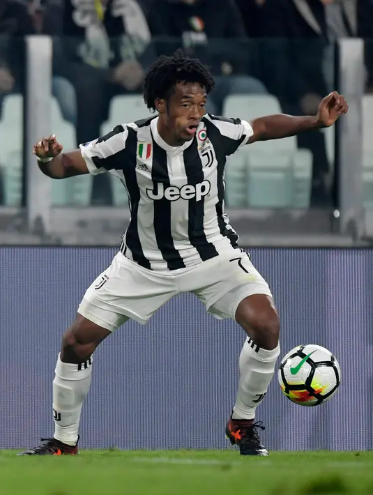Pemain Juventus, Juan Cuadrado mengontrol bola selama lanjutan Serie A Italia saat menjamu SPAL di Allianz Stadium, Kamis (26/10). Juventus menang besar saat menjamu SPAL dengan skor 4-1. (MIGUEL MEDINA/AFP)
