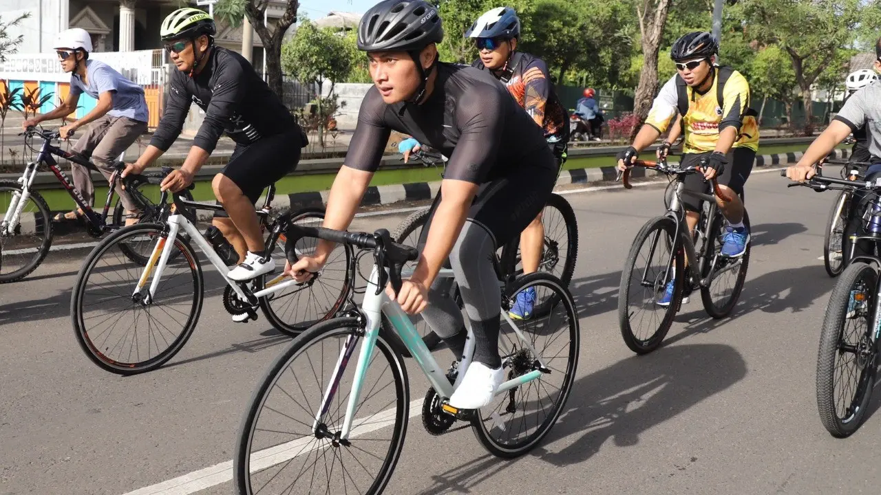 Bupati Tuban gowes bersama dalam rangka menjaga imun tubuh. (Liputan6.com/Ahmad Adirin)