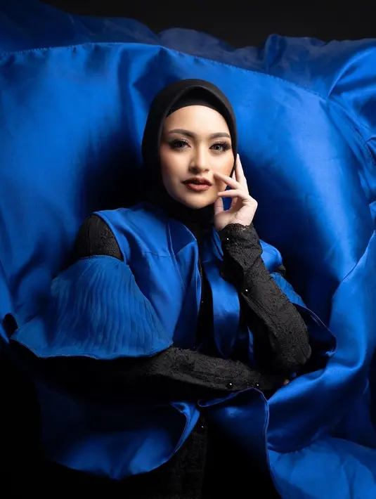 Penampilan dramatis Nathalie Holscerh di photoshoot ini. Dengan outfit megah berwarna biru dan hitam, Nathalie pun memadukannya dengan makeup bold bernuansa cokelat yang dark. Foto: Instagram.