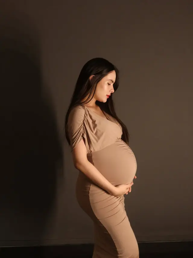 Steffi Zamora Tampil Anggun Pamer Baby Bump Menjelang Persalinan, Elegan dalam Slim Fit Dress