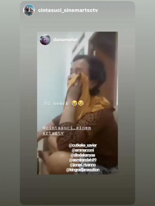 Seorang ibu-ibu menangis saat menonton sinetron Cinta Suci. (Instagram - @cintasuci_sinemartsctv)
