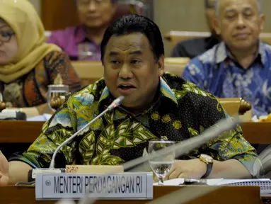 Menteri Perdagangan Rahmat Gobel saat mengikuti rapat dengar pendapat dengan anggota Komisi VI di Senayan, Jakarta, Senin (6/4/2015). Rapat ini membahas tentang dana desa.(Liputan6.com/Andrian M Tunay)