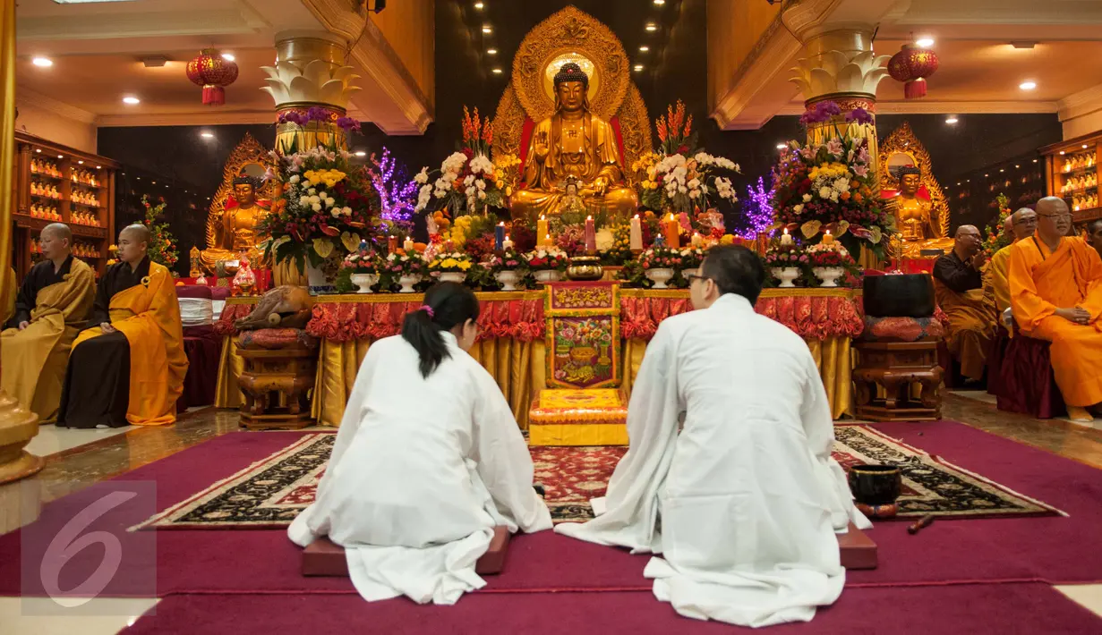 Suasana perayaan Hari Trisuci Waisak di Wihara Ekayana Arama-Indonesia Buddhist Center, Tanjung Duren, Jakarta, Kamis (11/5). (Liputan6.com/Gempur M Surya)