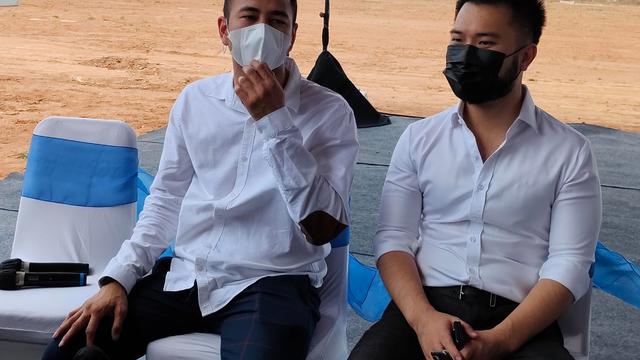 Raffi Ahmad dan Ruddy Salim dalam peletakan batu pertama RANS Sportainmen