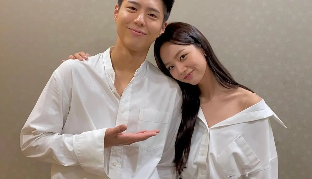 Potret manis Hyeri bersama Park Bo Gum. Keduanya sama-sama dibalut outfit kemeja berwarna putih yang serasi. [Foto: Instagram/hyeri_0609]