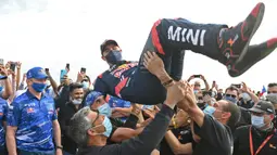 Pereli asal Prancis, Stephane Peterhanse, bersama timnya merayakan juara Reli Dakar 2021 di Arab Saudi, Jumat (15/1/2021). Stephane Peterhanse berhasil menambah rekor juaranya menjadi 14 kali juara Reli Dakar. (AFP/Franck Fife)