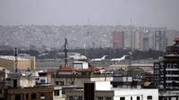 Pesawat-pesawat diparkir di landasan setelah ledakan mematikan di luar bandara di Kabul, Afghanistan, Kamis (26/8/2021). Pejabat AS menyebutkan bom bunuh diri itu merupakan insiden mematikan bagi pasukan Amerika Serikat. (AP Photo/Wali Sabawoon)