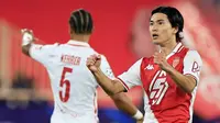 Penyerang Monaco asal Jepang #18, Takumi Minamino, melakukan selebrasi dengan rekan setimnya setelah mencetak gol keempat timnya dalam pertandingan Liga Champions, fase Liga - Matchday 3, antara AS Monaco dan FK Crvena Zvezda (Red Star Belgrade) di Stadion Louis II, Monaco, Rabu dini hari WIB (23/10/2024). (Valery HACHE/AFP)