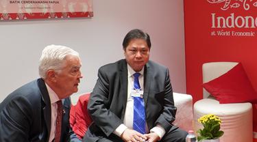 Menteri Koordinator Bidang Perekonomian Airlangga Hartarto bertemu dengan CEO dan Chairman the Coca Cola Company James Quincey, di Davos-Swiss, Selasa (24/5/2022). (Sumber ekon.go.id)