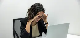 Sindrom impostor bisa membuat seseorang mulai mempertanyakan apakah benar-benar pantas mendapatkan posisi, pencapaian atau apresiasi yang telah diraih. (Foto/dok: Pexels/Resume Genius)