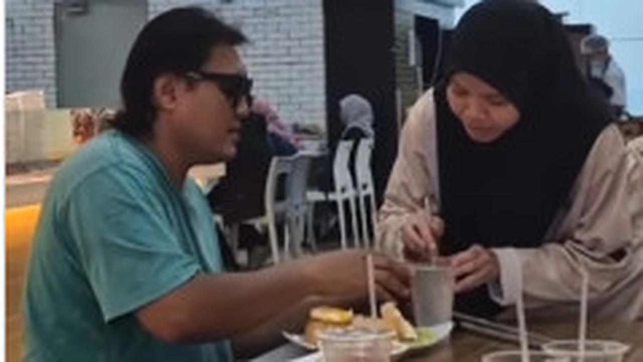 Cewek ini Tiba-Tiba Datangi Meja Pria Tunanetra, Ternyata Bantu untuk Minum tapi Malah Menangis