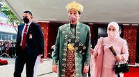 Presiden Joko Widodo atau Jokowi (tengah) beserta Ibu Iriana Joko Widodo (kanan) tiba di Gedung Nusantara MPR/DPR/DPD RI, Jakarta, Selasa (16/8/2022). Dalam kesempatan kali ini, Presiden Jokowi memilih Baju Paksian asal Provinsi Bangka Belitung. (Foto: Laily Rachev - Biro Pers Sekretariat Presiden)