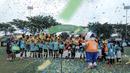 Para pemain dari SDN Pulogebang 13, SDN Gedong 03, SDN Kalisari 01, dan SDN Mekarjaya 12 berselebrasi setelah laga final MilkLife Soccer Challange Jakarta 2025 yang berlangsung di Kingkong Soccer Arena, Cijantung, Jakarta Timur pada Minggu (04/05/2025). (Bola.com/Bagaskara Lazuardi)