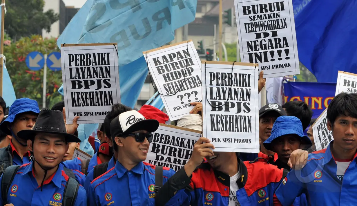Ribuan buruh membawa aneka tulisan saat aksi May Day di depan Istana Negara, Jakarta, Jum'at (1/5/2015). Lebih dari 100.000 buruh memenuhi jalanan Jakarta dan beraksi di depan Istana Merdeka. (Liputan6.com/Andrian M Tunay) 