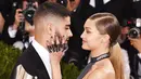 Zayn Malik dan Gigi Hadid memang selalu mesra di red carpet. (REX/Shutterstock/HollywoodLife)