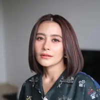 Dalam unggahan terbarunya di Instagram, aktris dan produser muda ini tampil menawan dengan potongan rambut bob pendek berwarna soft brown balayage, memberi kesan segar dan sophisticated di waktu bersamaan. [@prillylatuconsina96].