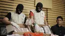 Penyidik KPK menunjukkan barang bukti uang OTT Bupati Klaten di Gedung KPK, Jakarta, Sabtu (31/12). Barang bukti uang sejumlah 2 milyar digunakan untuk suap pengaturan jabatan di lingkungan Pemerintah Kabupaten Klaten. (Liputan6.com/Helmi Afandi)