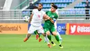 Pemain Iran U-20, Erfan Ghorbani (kiri) berebut bola dengan pemain Irak U-20, Abdulrazzak Qasim Subaihawi pada laga perempatfinal Piala Asia U-20 2023 di JAR Stadium, Tashkent, Uzbekistan, Sabtu (11/3/2023). (AFC/Adam Aidil)