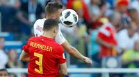 Pemain timnas Belgia, Thomas Vermaelen dan pemain inggris, Jamie Vardy melompat saat berebut bola pada laga terakhir Grup G Piala Dunia 2018 di Stadion Kaliningrad, Kamis (28/6). Belgia lolos ke babak 16 besar sebagai juara Grup G. (AP/Hassan Ammar)