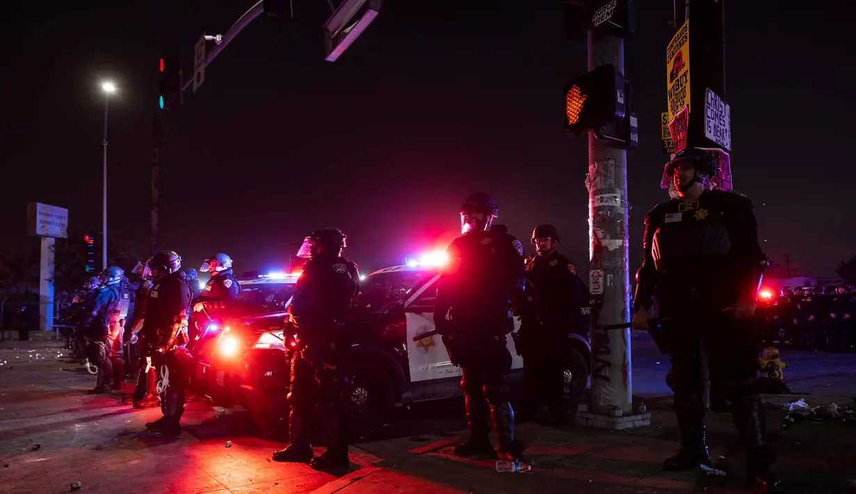 Sebelumnya, U.S. Immigration and Customs Enforcement/ICE atau otoritas imigrasi AS pada Sabtu (7/6/2025) memperluas operasi penegakan imigrasi ke Paramount, di tenggara Los Angeles. (ETIENNE LAURENT/AFP)