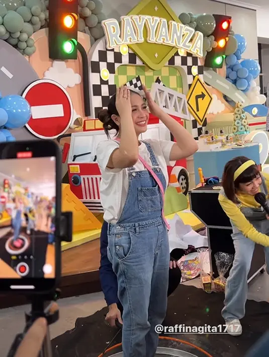 Nagita Slavina tampil playful yang simple dengan t-shirt putih dan overall denim. Ia memadukan Cassete Mini Bag Bottega Venetta seharga Rp19jutaan dan sandal pink [@mrsayudewi]