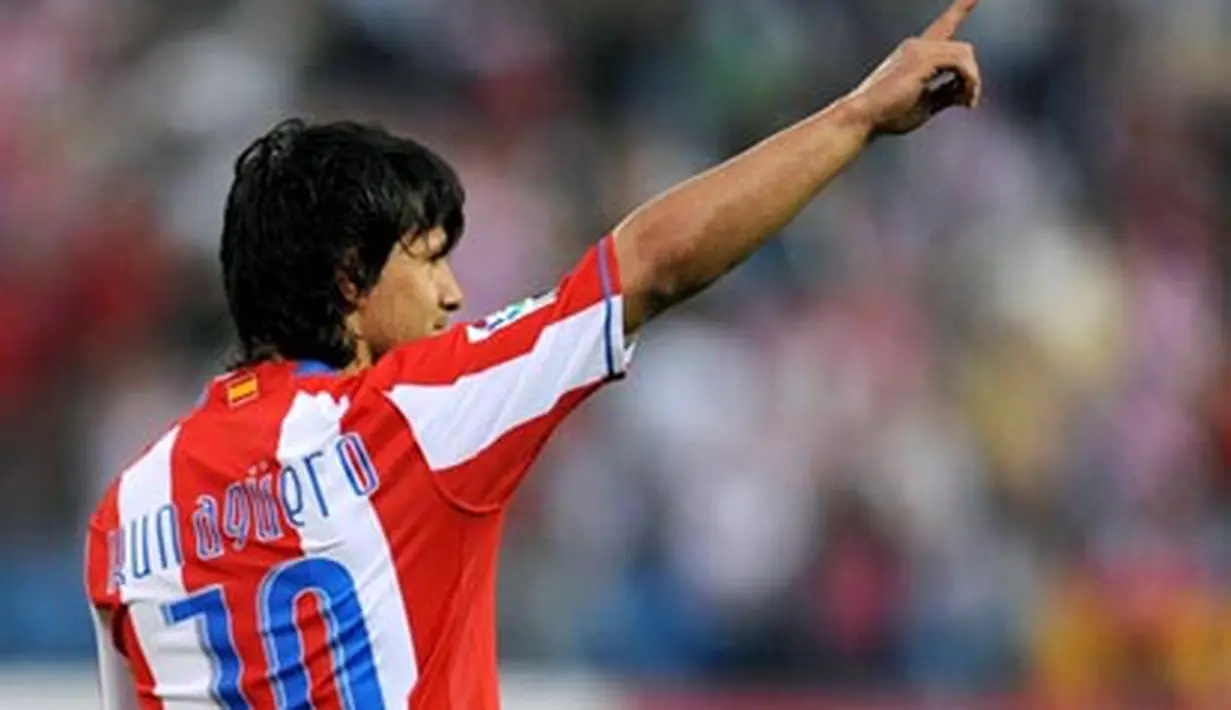 Atletico de Madrid&#039;s Kun Aguero celebrates after scoring their second goal against Recreativo de Huelva during a Spanish league football match at Vicente Calderon stadium in Madrid on May 3, 2008. AFP PHOTO / JAVIER SORIANO