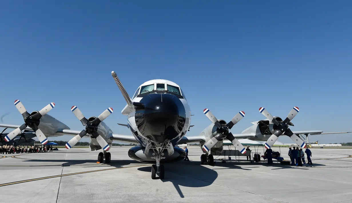 Kermit, pesawat milik National Oceanic and Atmospheric Administration (NOAA) terparkir di Coast Guard Air Station, Bandara Opa Locka, Miami, AS (12/5). Pesawat jenis WP-3D Orion ini digunakan sebagai pemburu badai. (AFP Photo/Rhona Wise)