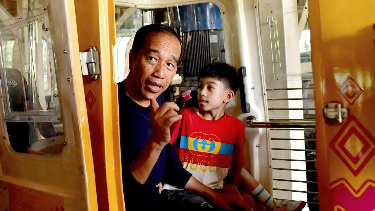 Usai dari taman burung, Jokowi beserta keluarga kemudian menaiki kereta gantung untuk menikmati keindahan budaya Indonesia dari ketinggian.&nbsp;