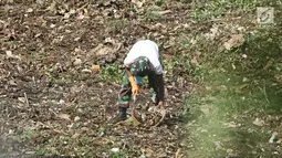 Personel TNI AL saat membersihkan sungai Citarum di Desa Warung Pulus, Bandung Barat, Jawa Barat, Minggu (17/12). Memperingati HUT TNI AL ke 72, melaksanakan operasi bakti TNI AL dengan menggelar acara "Bebersih Citarum". (Liputan6.com/Herman Zakharia)