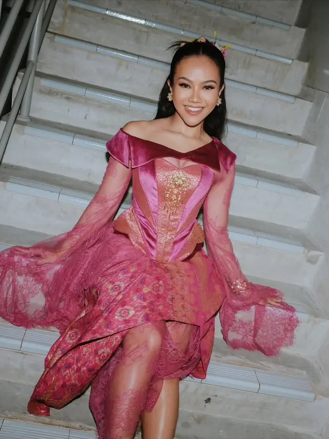 Yura Yunita Bak Princess Aurora Modern dalam Balutan Busana Sentuhan Songket yang Anggun