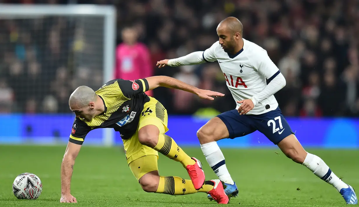 Pemain Tottenham Hotspur Lucas Moura (kanan) berebut bola dengan pemain Southampton Oriol Romeu pada pertandingan ulangan babak keempat Piala FA di Tottenham Hotspur Stadium, London, Inggris, Rabu (5/2/2020). Tottenham Hotspur menang 3-2. (Glyn KIRK/AFP)