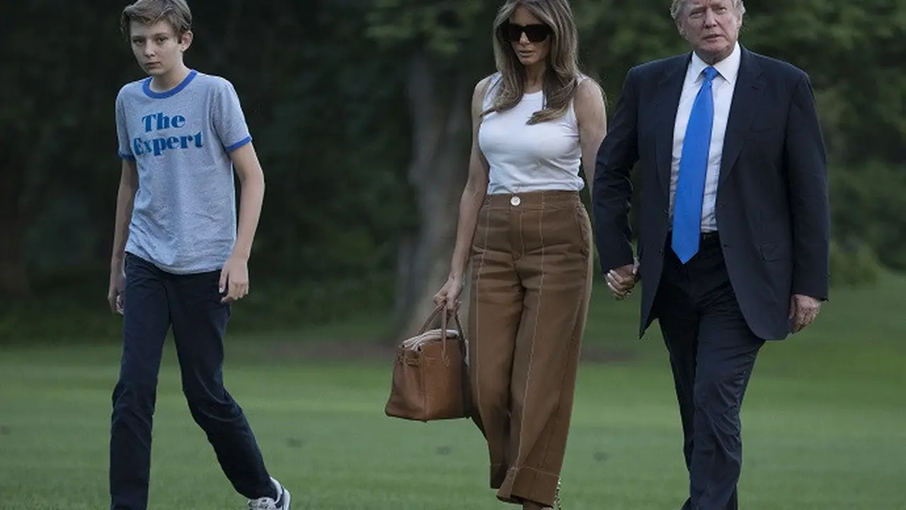 Donald Trump bersama sang istri Melania dan putra bungsunya Barron ketika tiba di Gedung Putih