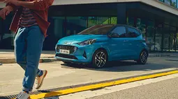 Facia depan Hyundai i10 didominasi oleh grill berukuran besar yang belum mengadopsi bahasa desain terbaru Hyundai global. Pada grill tersebut disematkan lampu DRL unik dengan tujuh titik LED. Lampu utama dan foglamp mobil ini masih mengadopsi bohlam halogen biasa, namun untuk headlamp sudah dibekali dengan projector. Velg berdesain palang empat berkelir two-tone menambah citra sporty. (Source: hyundai.co.uk)